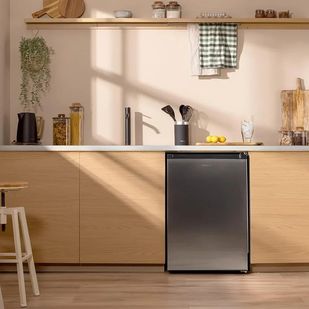 Cecotec Congelador Vertical Sobremesa 97 L Bolero CoolMarket TF 97 Inox, Clase Energética E, Diseño compacto, Puerta reversible, 3 Cajones, Medidas
